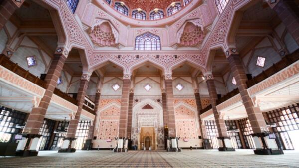 den tho hoi giao putra mosque